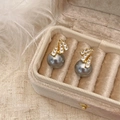 Vue détaillée de boucles d'oreilles en perle grise et zircons dans un coffret en velours - Ligne d'or Micro-incrustation de Zircon Boucles d'oreilles en Perles de Coquillage Grises