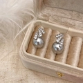 Détail de boucles d'oreilles perles grises élégantes avec zircons dans un écrin de luxe - Ligne d'argent Micro-incrustation de Zircon Boucles d'oreilles en Perles de Coquillage Grises
