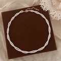 Dettaglio della collana di perle a due strati con chiusura a moschettone su velluto marrone - Collana di Perle Multistrato a Lustro Premium