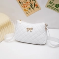Sac sous le bras matelassé blanc avec nœud doré et bandoulière en tissu large - Blanc