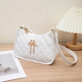 Bolso de hombro acolchado blanco con adorno de flamenco dorado sobre madera - Blanco