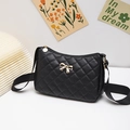 Sac à bandoulière matelassé noir élégant avec nœud doré et large sangle stylée - Noir