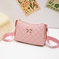 Sac bandoulière rose matelassé avec nœud en métal doré et large sangle en tissu - Rose