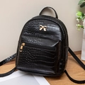 Mini zaino nero con trama a coccodrillo, fiocco dorato e finitura in pelle - Nero