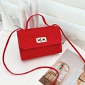 Bolso de mano cuadrado rojo acolchado con cierre de metal dorado y asa superior fija - Rojo