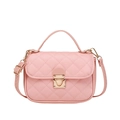 Sac à main matelassé rose avec fermoir doré et bandoulière réglable - Rose