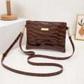 Klassische dunkelbraune Umschlagtasche mit Kroko-Prägung und goldenen Metallelementen - Kaffeebraun