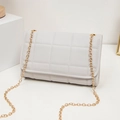 Hellgraue Umhängetasche mit Krokoprägung und goldener Kette im minimalistischen Stil - Rautenmuster / Grau