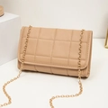 Beige gesteppte Umhängetasche mit goldener Kette und elegantem Klappenverschluss - Rautenmuster / Aprikose