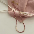 Gros plan du collier en pierre naturelle rose avec perles d'eau douce et détails dorés fins - Collier en perles de pierre naturelle et d'eau douce