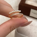 Detail eines vergoldeten offenen Rings mit Perlen und funkelndem Zirkonia-Besatz - Gold Micro-Set Zirkonia Parallele Perle Ring
