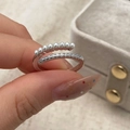 Details des doppelreihigen offenen Rings mit weißen Perlen und Zirkonia-Steinen - Silber Micro-Set Zirkonia Parallele Perle Ring