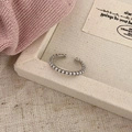 Primer plano de un anillo abierto de perlas vintage sobre una bandeja minimalista - Banda Fina de Perlas Abierta (Plata) / Plateado