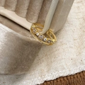 Dettaglio dell'anello a doppio strato in oro con zirconi micro-pave su scatola di velluto - Anello aperto in zirconia micro-pavimentata dorata (C-351)