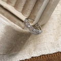 Dettaglio dell'anello a doppio strato in argento con zirconi in una scatola di velluto - Anello aperto in zirconia micro-pavimentata argentea (C-351)
