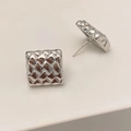 Detailansicht silberner quadratischer Ohrstecker mit klassischer Metall-Flechtstruktur - Quadratische Webstruktur / Silber