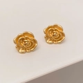 Vista macro de pendientes de camelia en oro mate con detalles de pétalos superpuestos - Dorado