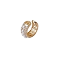 Dettaglio dell'ear cuff dorato con perle bianche e pavé di zirconi luminosi - Oro