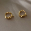Nahaufnahme der goldenen Knotendesign-Creolen mit S925-Stempel auf der Innenseite - Goldene gedrehte Knotenschließe / Gold