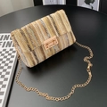 Rechteckige Stroh-Schultertasche mit Kettenriemen und goldenem Schloss im Streifendesign - Mehrfarbiger gespleißter Streifenstil (2)
