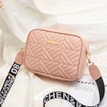 Bolso tipo cámara rosa acolchado con costuras geométricas y correa ancha de letras - Rosa