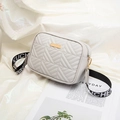 Bolso tipo cámara acolchado crema con costuras geométricas y correa ancha de moda - Gris claro