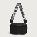 Bolso bandolera de cuero negro con correa ancha geométrica y detalle de logo plateado - Negro