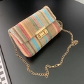 Bolso de hombro de paja a rayas de colores con cadena dorada y hebilla metálica - Estilo de Rayas de Colores Azul Rosa Verde Naranja (5)