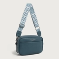 Bolso bandolera de cuero azul marino con correa tejida geométrica en azul y blanco - Azul