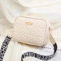 Bolso bandolera beige acolchado con correa ancha gráfica y herrajes dorados - Estilo Cuadrado Pequeño Acolchado (fs-165) / Blanco Roto