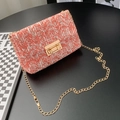 Bolso bandolera de paja naranja y blanco con cadena dorada y cierre metálico cuadrado - Estilo de Espiga Naranja y Blanco (8)