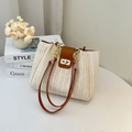 Bolso bandolera de paja beige con solapa de cuero marrón y cadena dorada - Marrón Claro (Paja Tejida)