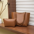 Ensemble sac cabas marron en similicuir avec petite pochette zippée sur bois - Marron