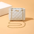 Sac à bandoulière matelassé blanc élégant avec chaîne dorée et boucle métal - Blanc