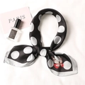 Vue détaillée d'un foulard en satin à pois blancs et imprimés papillons rouges - Pois Papillon Noir