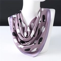 Foulard en soie lilas avec motif de moutons noir et blanc et large bordure violet foncé - Agneau Lilas