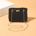 Sac à bandoulière matelassé noir élégant avec chaîne dorée et boucle métallique - Noir
