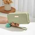 Portafoglio lungo verde menta da donna con trapuntatura geometrica e pompon morbido - Verde