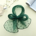 Détail d'un foulard en tulle vert foncé à pois et perles dans un décor chic et élégant - Vert (LJ19-9)