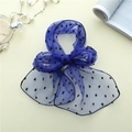 Gros plan d'un chouchou en seersucker bleu roi à pois noirs et perles élégantes - Bleu Royal (LJ19-6)