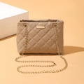 Sac à bandoulière matelassé beige élégant avec chaîne dorée fine et fermoir en métal - Abricot