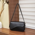 Bolso de hombro negro clásico con solapa asimétrica ondulada y detalles dorados - Negro