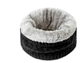 Détail d'un tour de cou d'hiver avec tricot torsadé noir et doublure épaisse en polaire grise - Noir