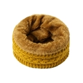 Détail de l'écharpe en tricot torsadé jaune avec doublure épaisse en peluche marron - Jaune