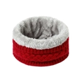Détail du tour de cou en tricot rouge avec doublure épaisse en fausse fourrure grise - Rouge