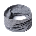 Primer plano detallado del calentador de cuello de punto gris oscuro y textura suave - Gris