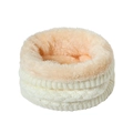 Détail du cache-col tricoté montrant la maille torsadée crème et la doublure en peluche rose - Blanc