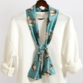 Dettaglio di un foulard in seta floreale verde acqua su un maglione bianco con trama - Blu Lago Fiore Bianco (LJ21-1)