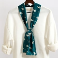 Dettaglio di un foulard di seta verde scuro con stampa alpaca annodato su un maglione - Verde Scuro Alpaca Spighe di Grano Cartone (LJ21-5)