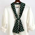 Dettaglio di un foulard di seta verde a pois bianchi annodato su una felpa bianca - Base Verde Scuro Pois Bianchi (LJ21-11)